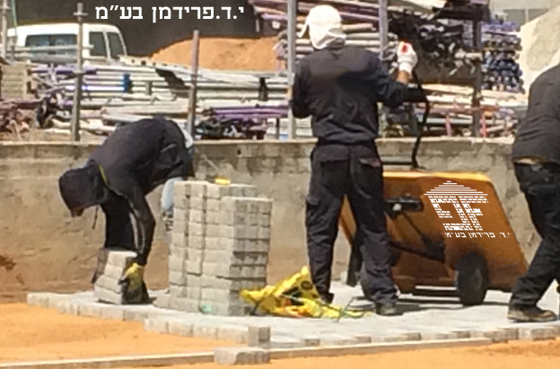 הנחת אבנים משתלבות על-ידי קבוצת פועלים