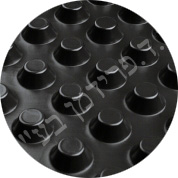 הגדלה של פני השטח של יריעת דריין HDPE - ניתן לראות את הבליטות הכדוריות